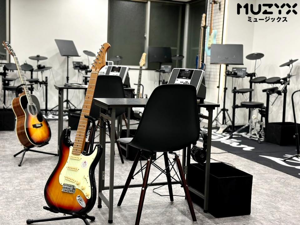 MUZYX川崎店の楽器とテーブル