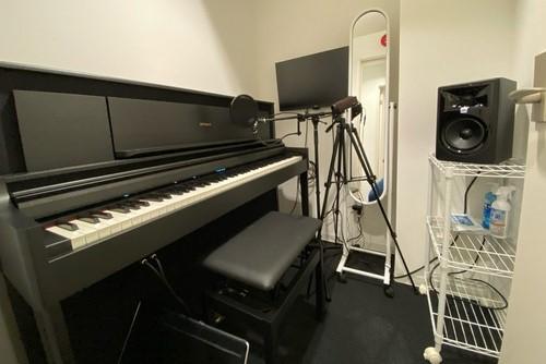 シアーミュージック新宿東口教室のピアノレッスンブース